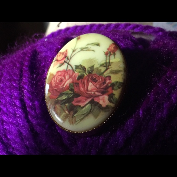 Jewelry - Brooch/pin with hand painted roses on enamel
